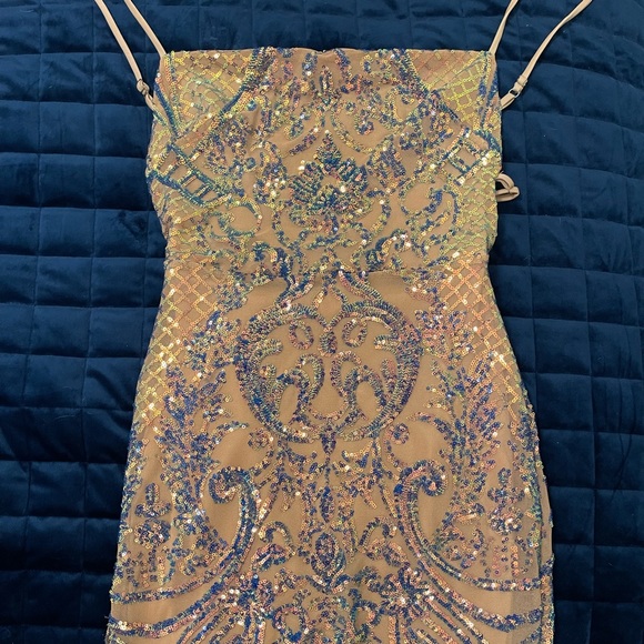 Lucy in the sky backless dress, very pretty colors, comfortable, fitting - Picture 1 of 3